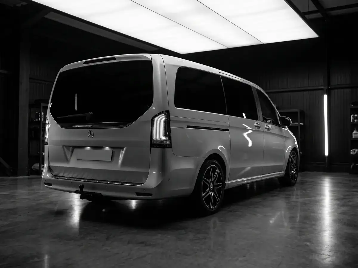 L'arrière du van Mercedes Classe V