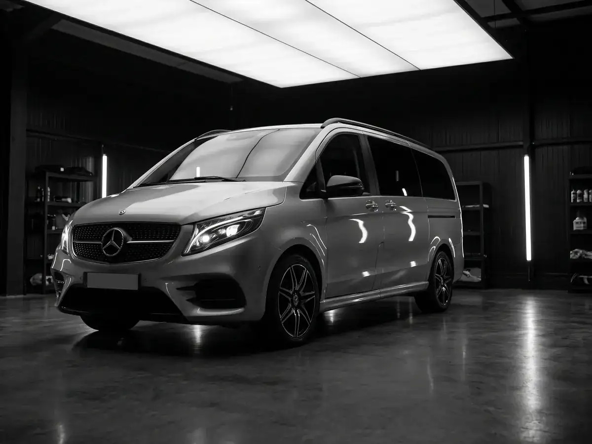 Le van Mercedes Classe V d'Elyte Shuttle, vu de trois quarts avant