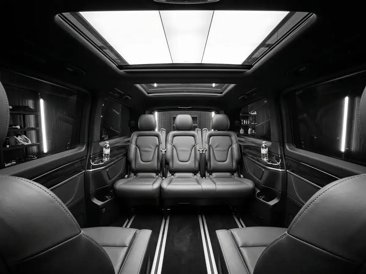 L'intérieur du van, avec la banquette arrière vue depuis l'avant
